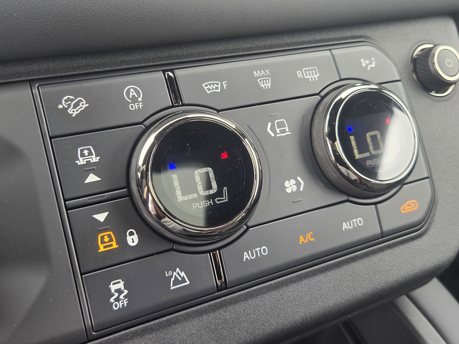 Used 2025 Land Rover Defender 110 image 17