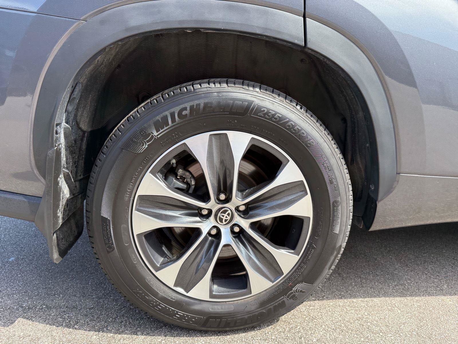 Used 2025 Toyota Highlander LE AWD/4WD image 32