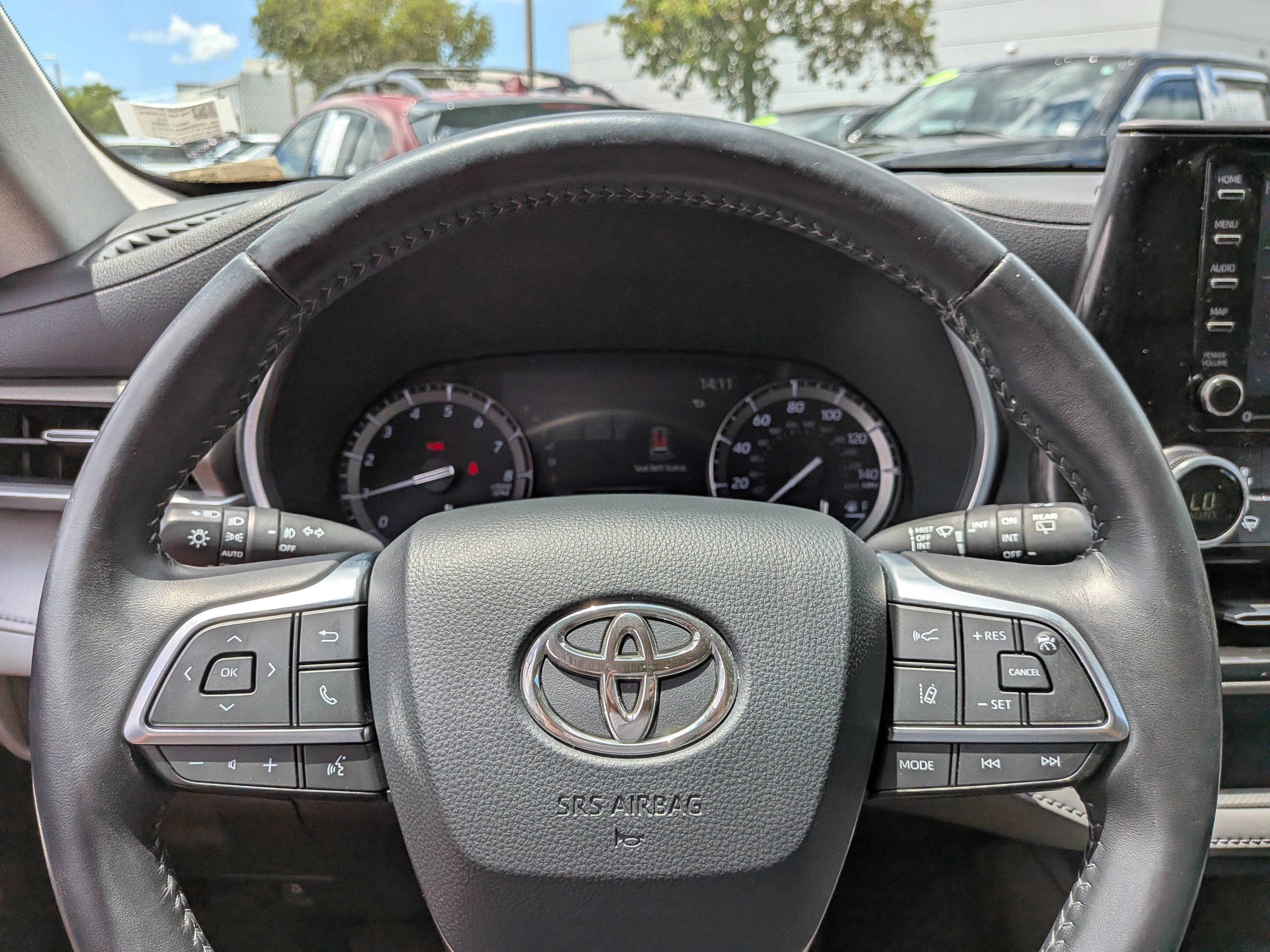 Used 2020 Toyota Highlander XLE AWD/4WD image 29
