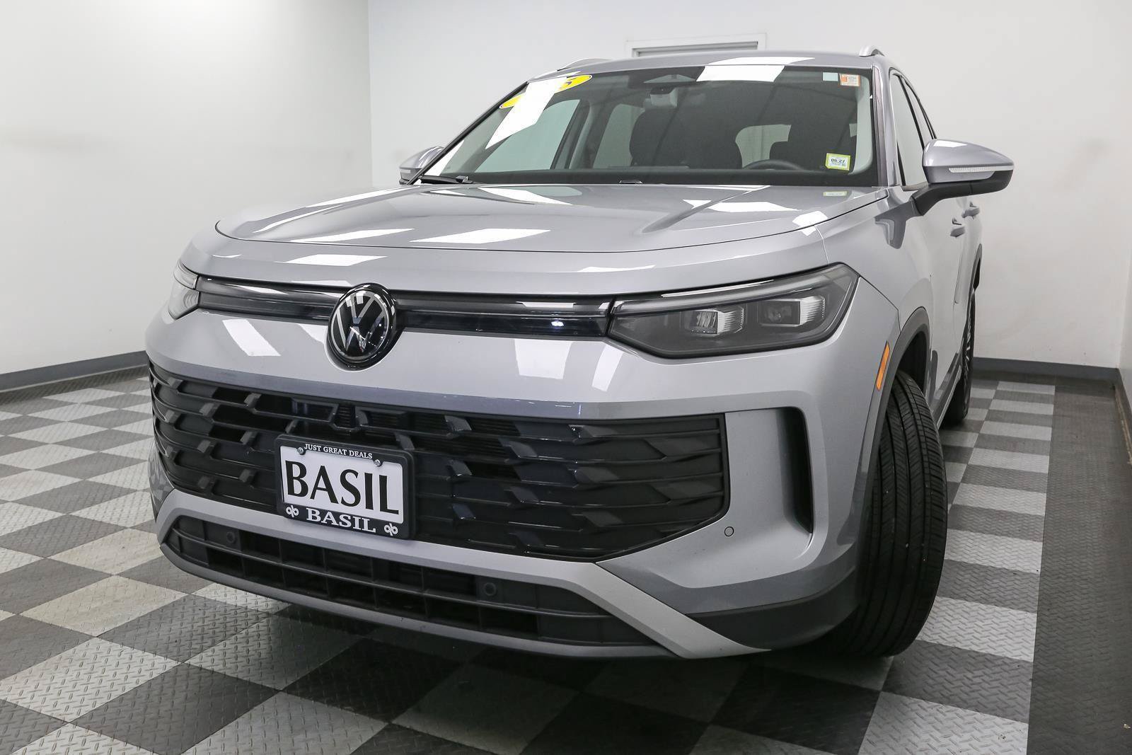 Used 2025 Volkswagen Tiguan S w/ 18" Wheel Package AWD/4WD image 4