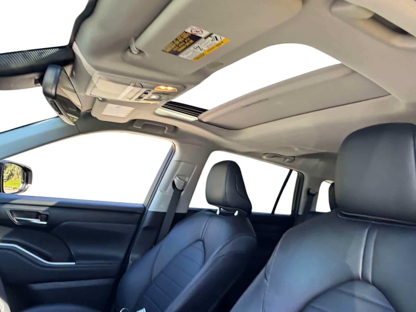 Used 2023 Toyota Highlander XLE AWD/4WD image 12