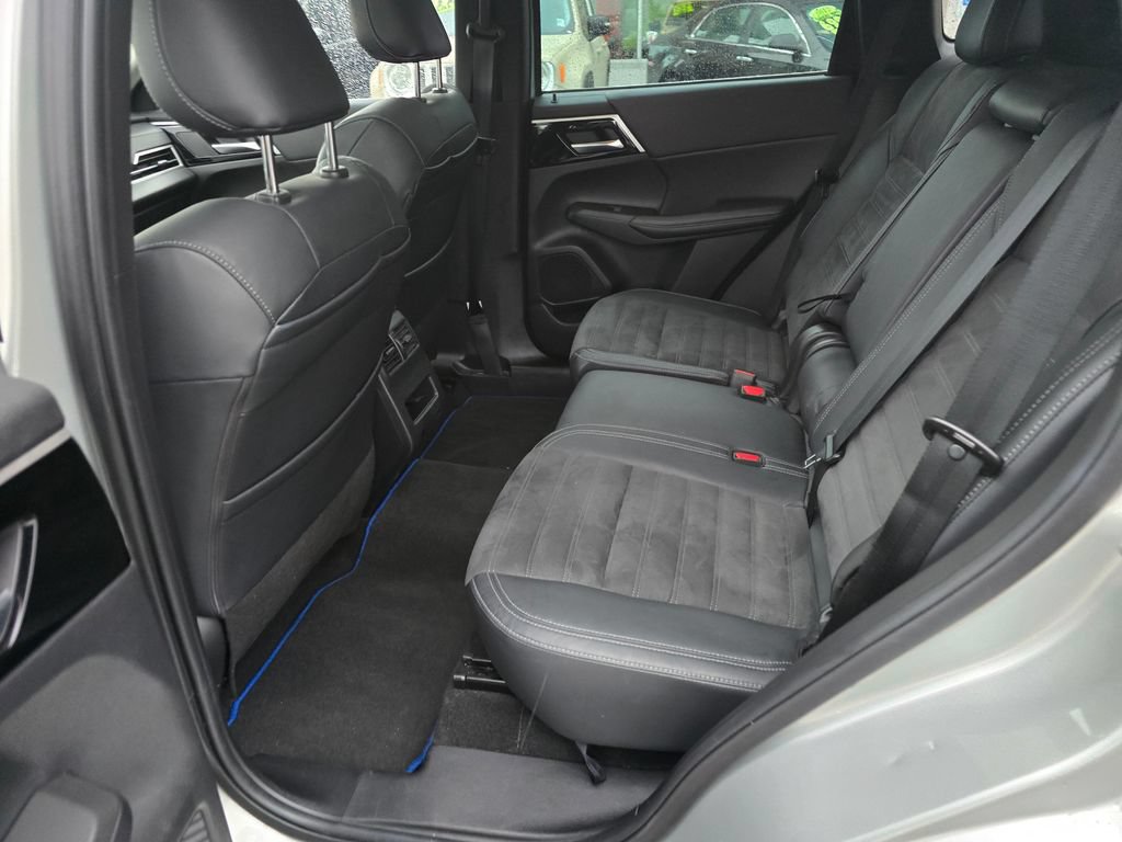 Used 2023 Mitsubishi Outlander 4WD Plug-In Hybrid image 12