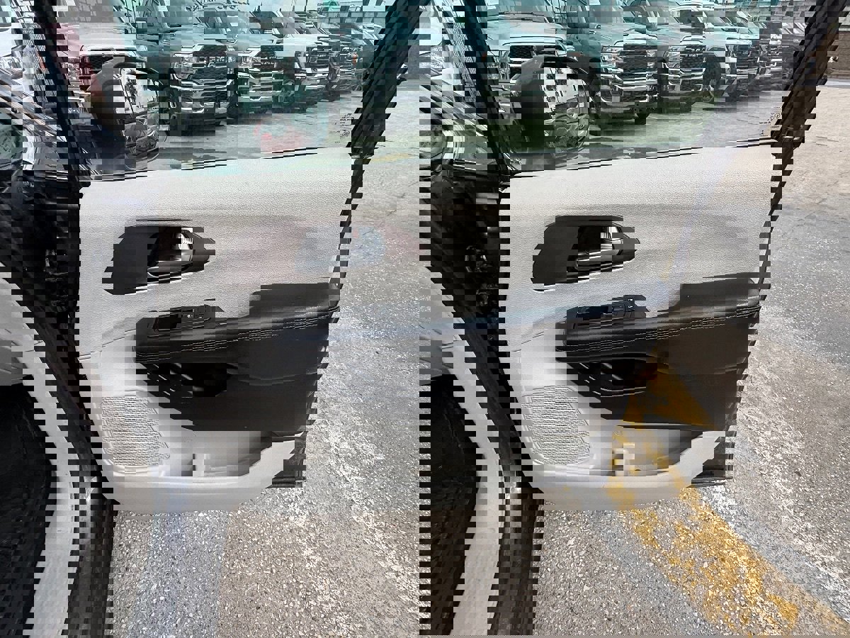 Used 2017 Chrysler Pacifica Touring-L FWD image 14