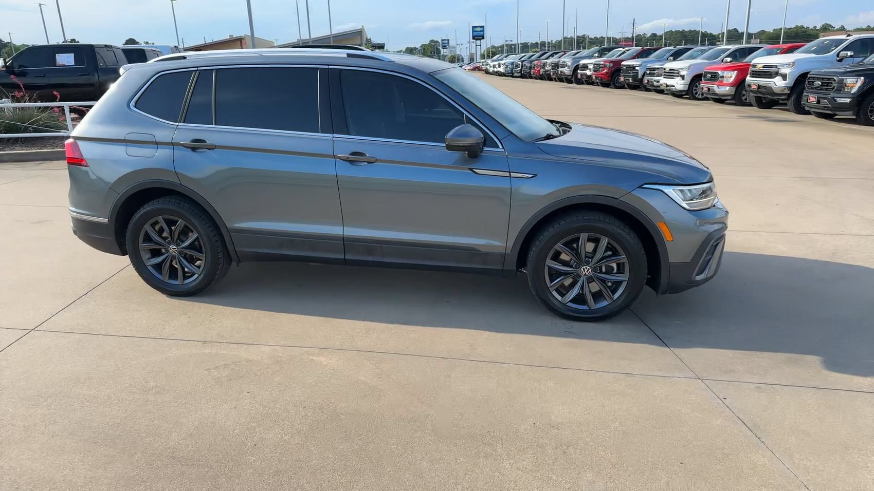 Used 2023 Volkswagen Tiguan SE FWD image 2