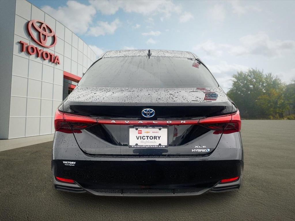 Used 2022 Toyota Avalon XLE w/ Moonroof Package FWD image 4