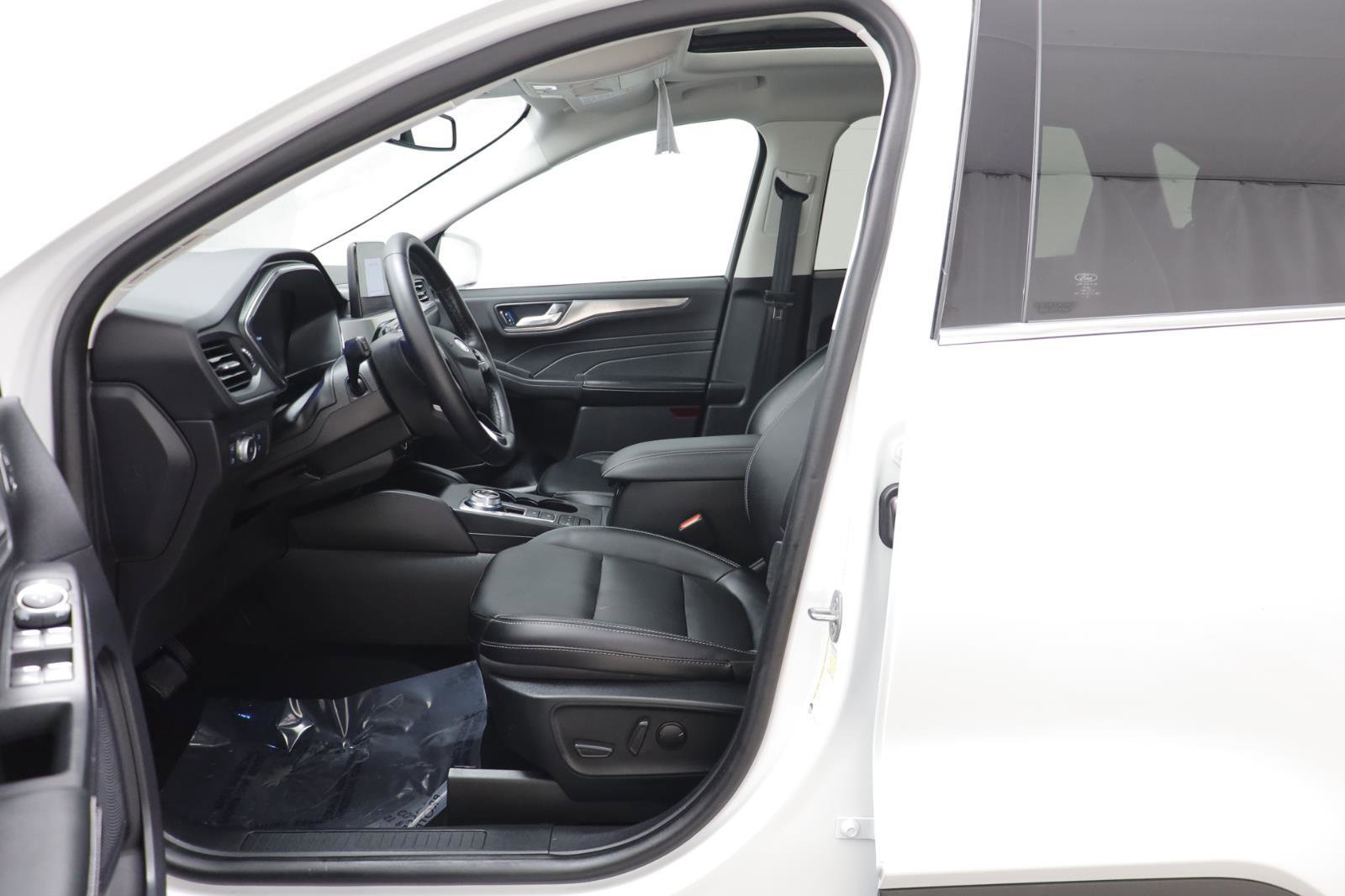 Used 2022 Ford Escape Titanium image 6