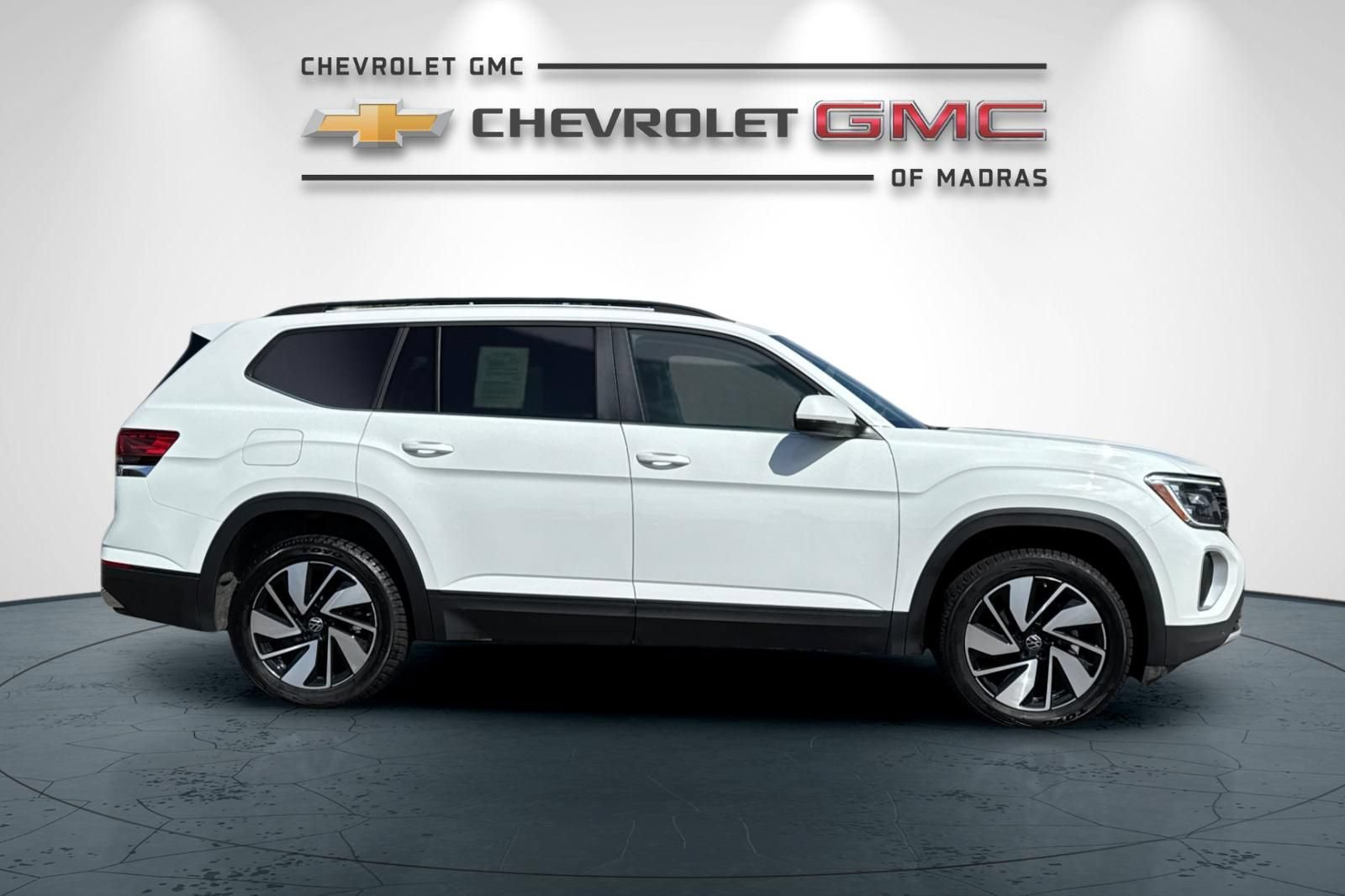 Used 2024 Volkswagen Atlas SE AWD/4WD image 2