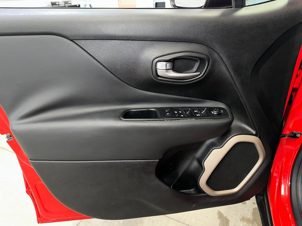 Used 2015 Jeep Renegade Limited image 8