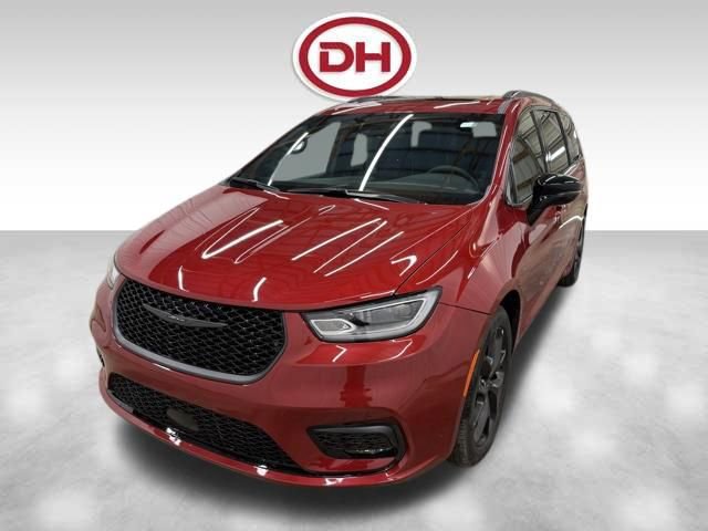 Used 2025 Chrysler Pacifica Limited image 10