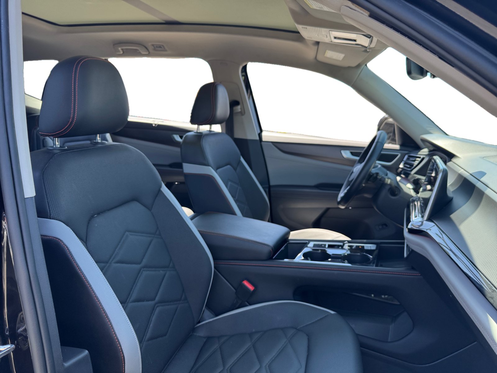 Used 2025 Volkswagen Atlas Peak Edition SE AWD/4WD image 15