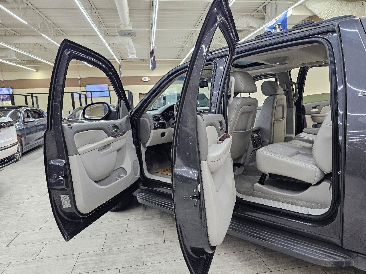 Used 2011 Chevrolet Avalanche LT w/ Regional Value Package RWD image 13