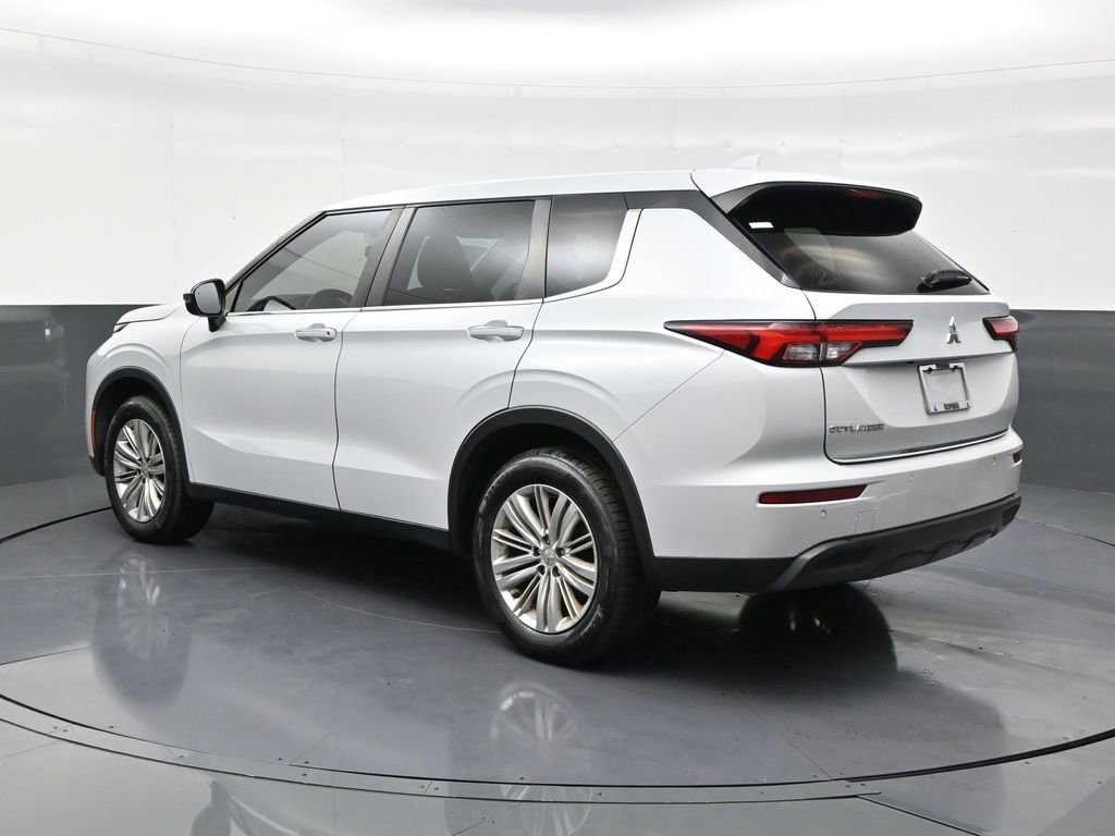 Used 2022 Mitsubishi Outlander ES image 3