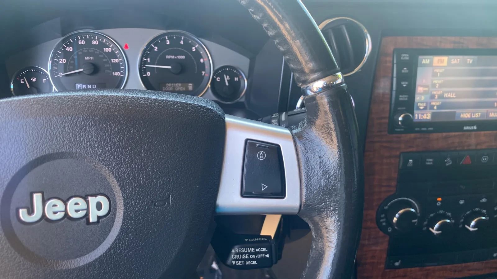 Used 2010 Jeep Commander Limited AWD/4WD image 21