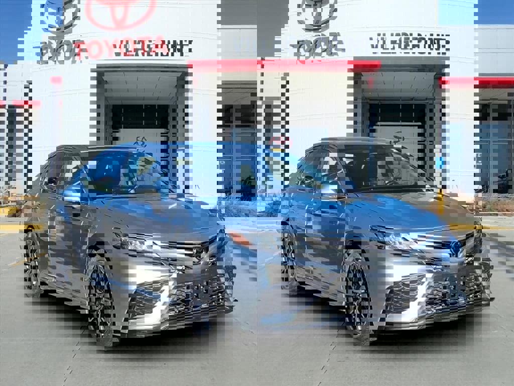 Used 2024 Toyota Camry SE image 3