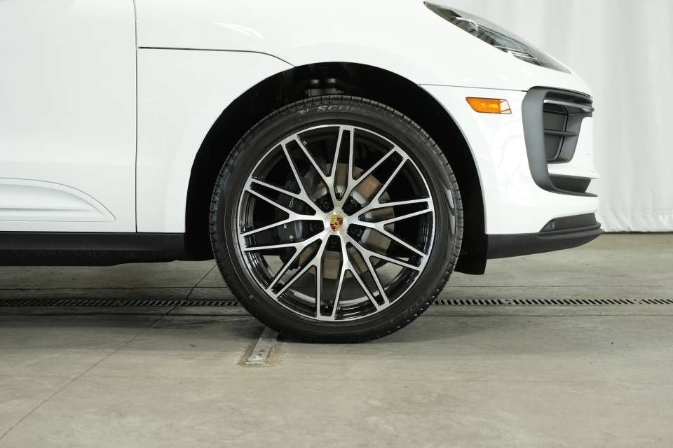 Certified 2025 Porsche Macan AWD/4WD image 41