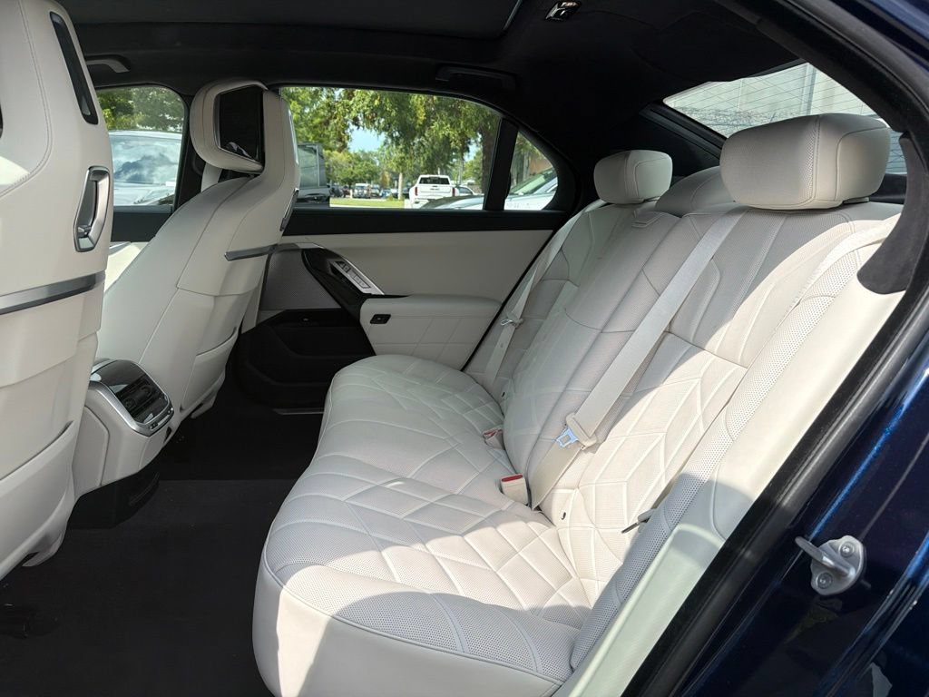 Used 2026 BMW 750e xDrive AWD/4WD image 5