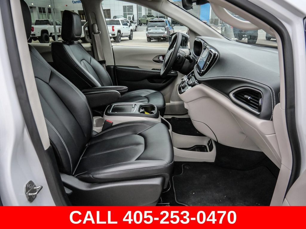Used 2024 Chrysler Pacifica Touring-L AWD/4WD image 13