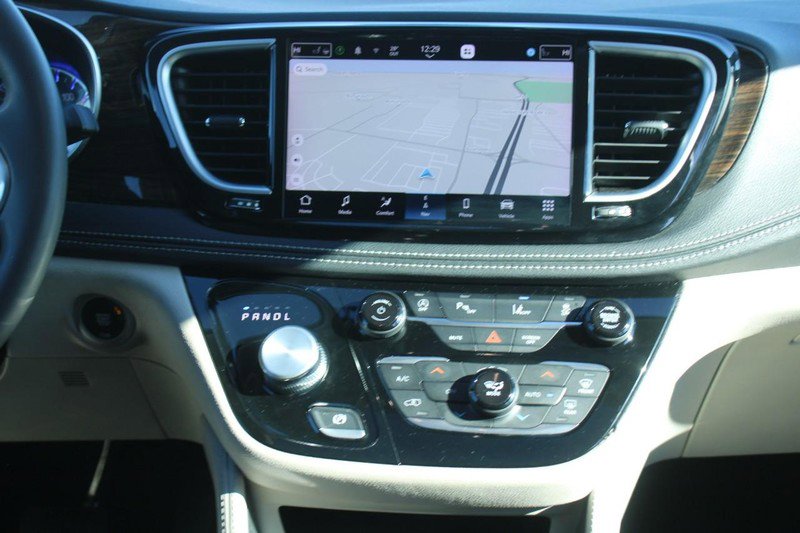 Used 2023 Chrysler Pacifica Limited image 16