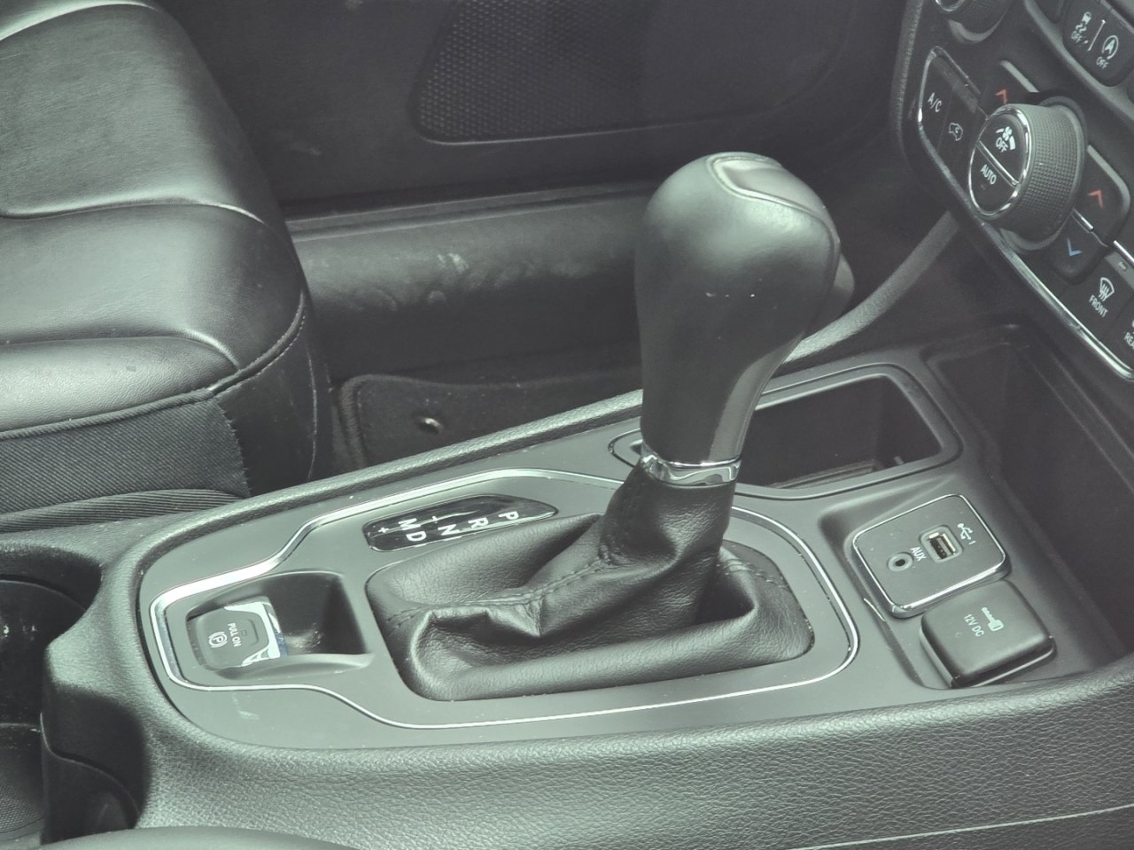 Used 2019 Jeep Cherokee Latitude Plus w/ Comfort/Convenience Group FWD image 21