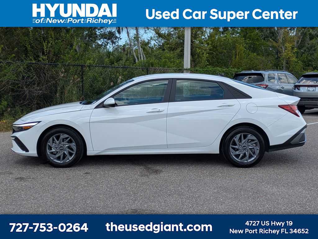 Certified 2024 Hyundai Elantra SEL FWD image 2