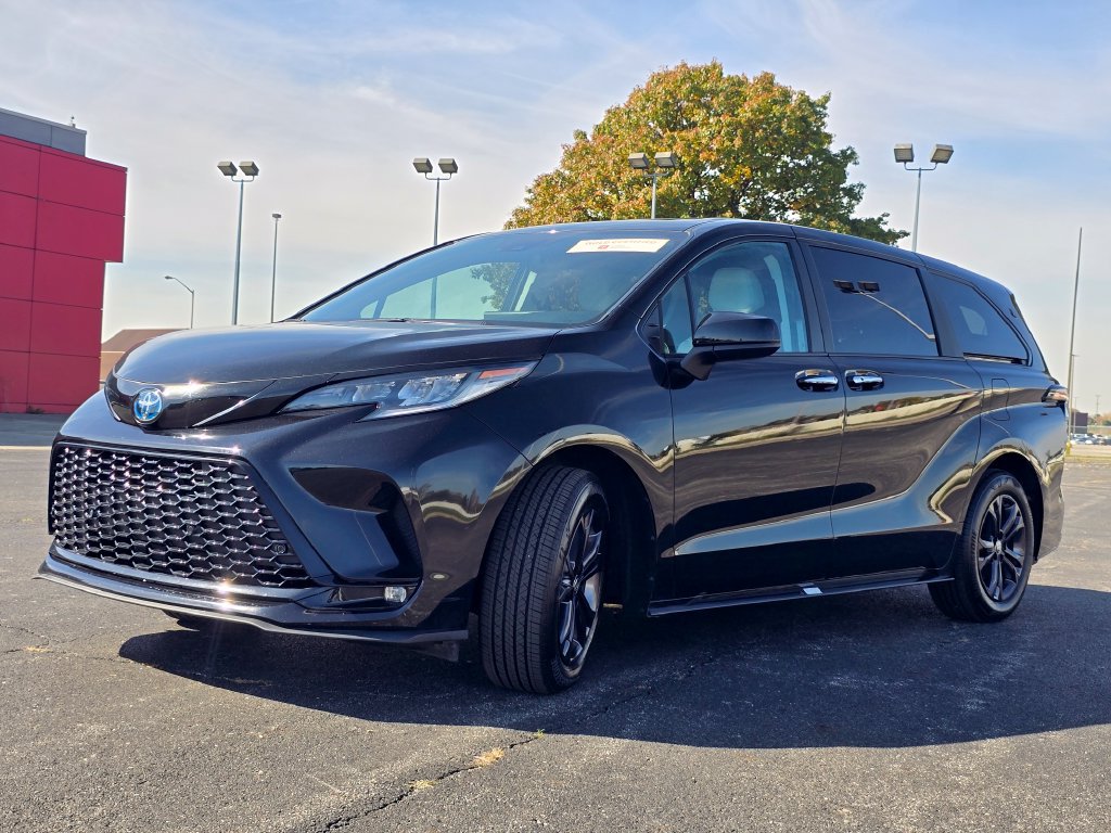 Used 2025 Toyota Sienna XSE AWD/4WD image 13