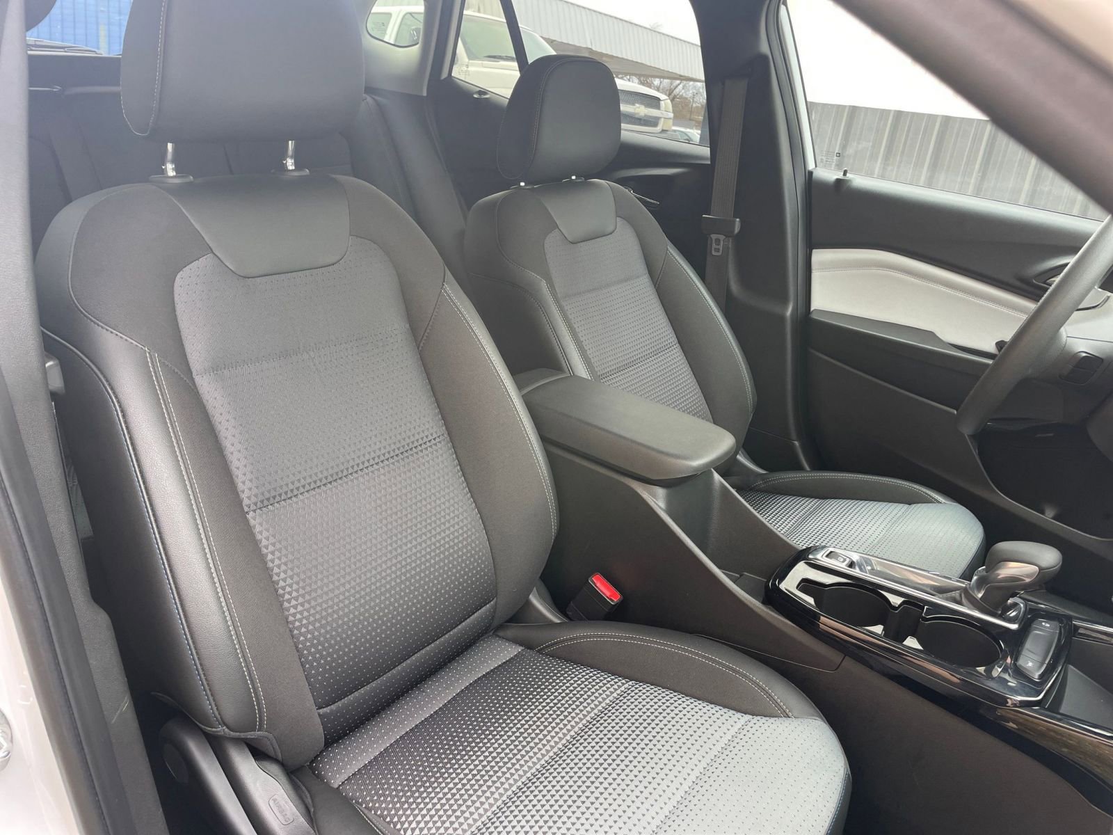 Used 2025 Chevrolet Trax LT image 35