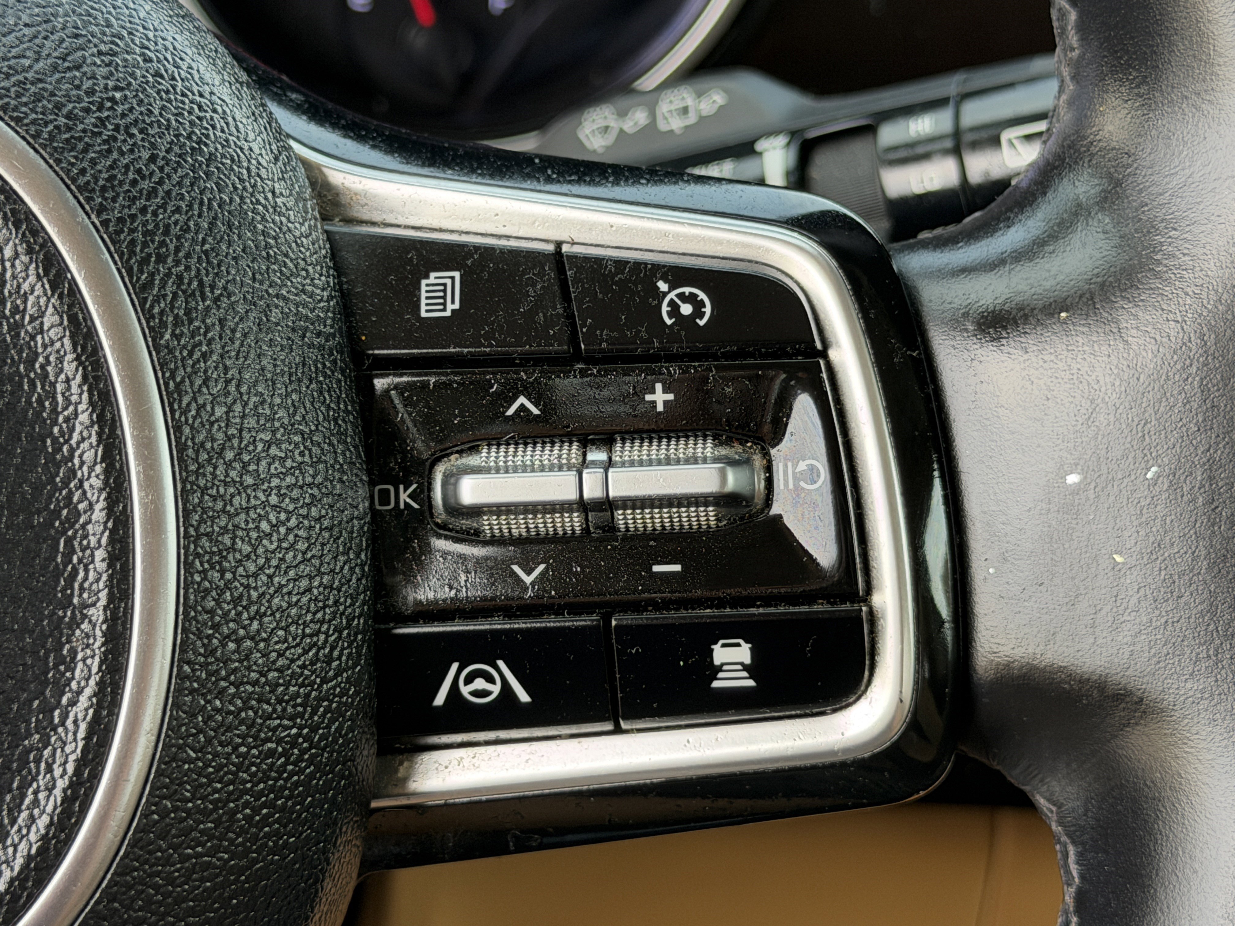 Used 2022 Kia Carnival EX image 20