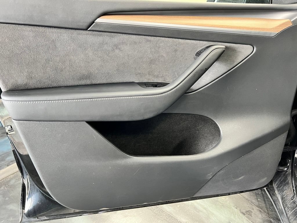 Used 2025 Tesla Model Y Long Range AWD/4WD image 27