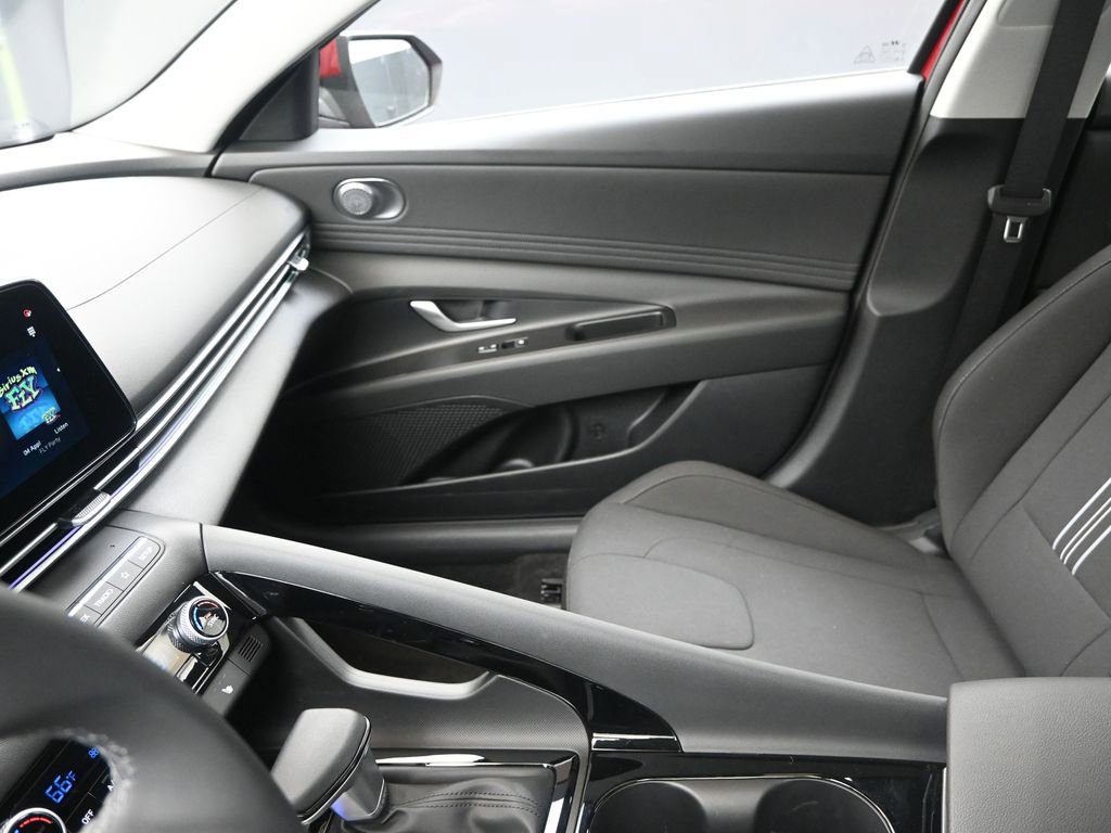 Certified 2025 Hyundai Elantra SEL FWD image 31