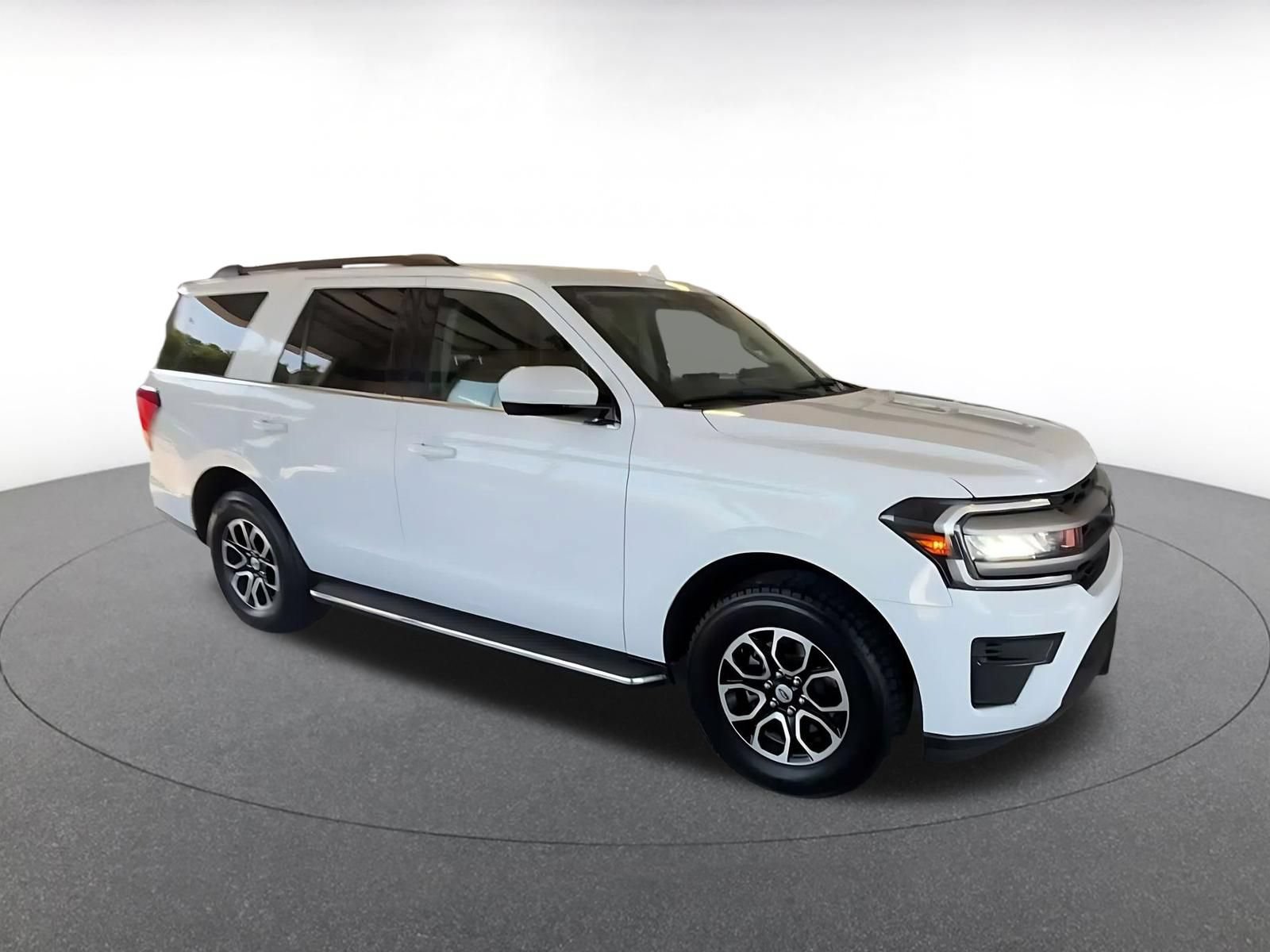 Used 2023 Ford Expedition XLT RWD image 2