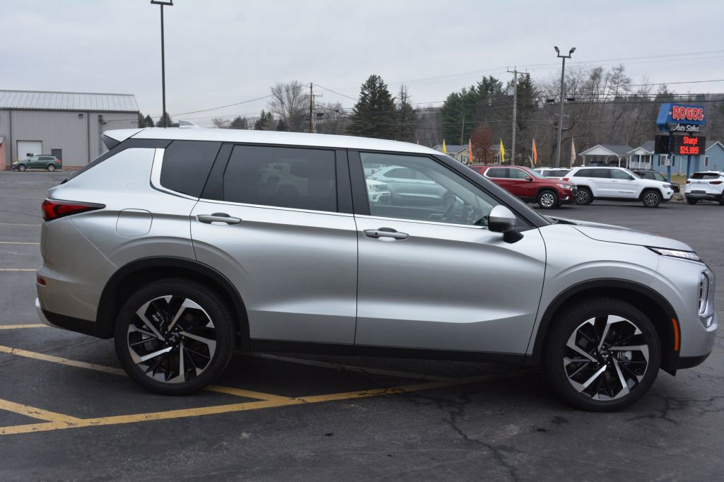 Used 2024 Mitsubishi Outlander SE image 3