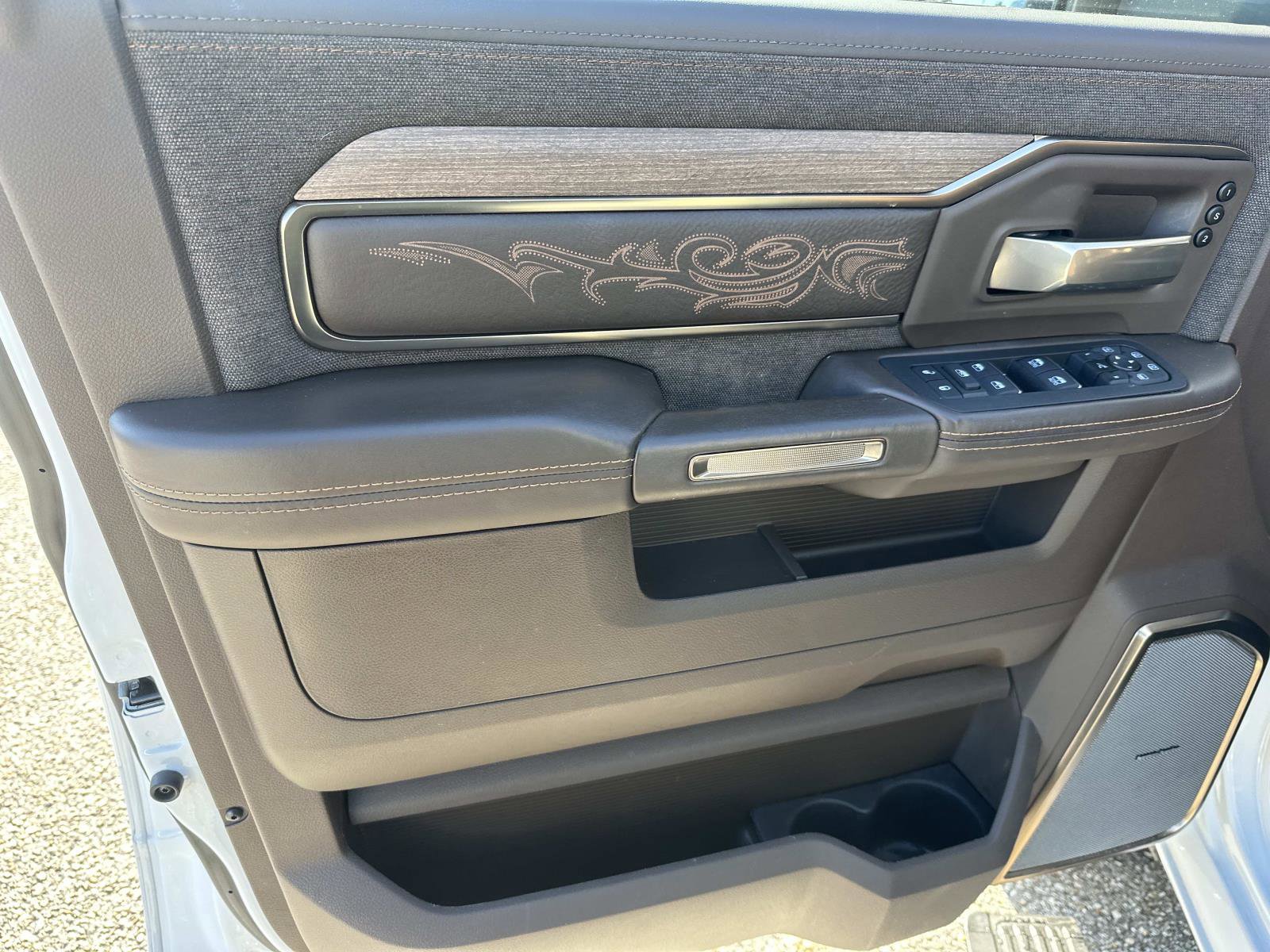 Used 2025 RAM 3500 Longhorn image 24