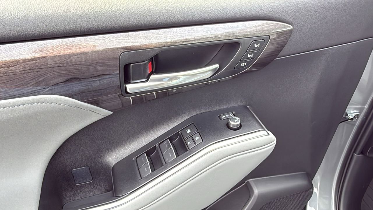 New 2026 Toyota Highlander Limited image 11