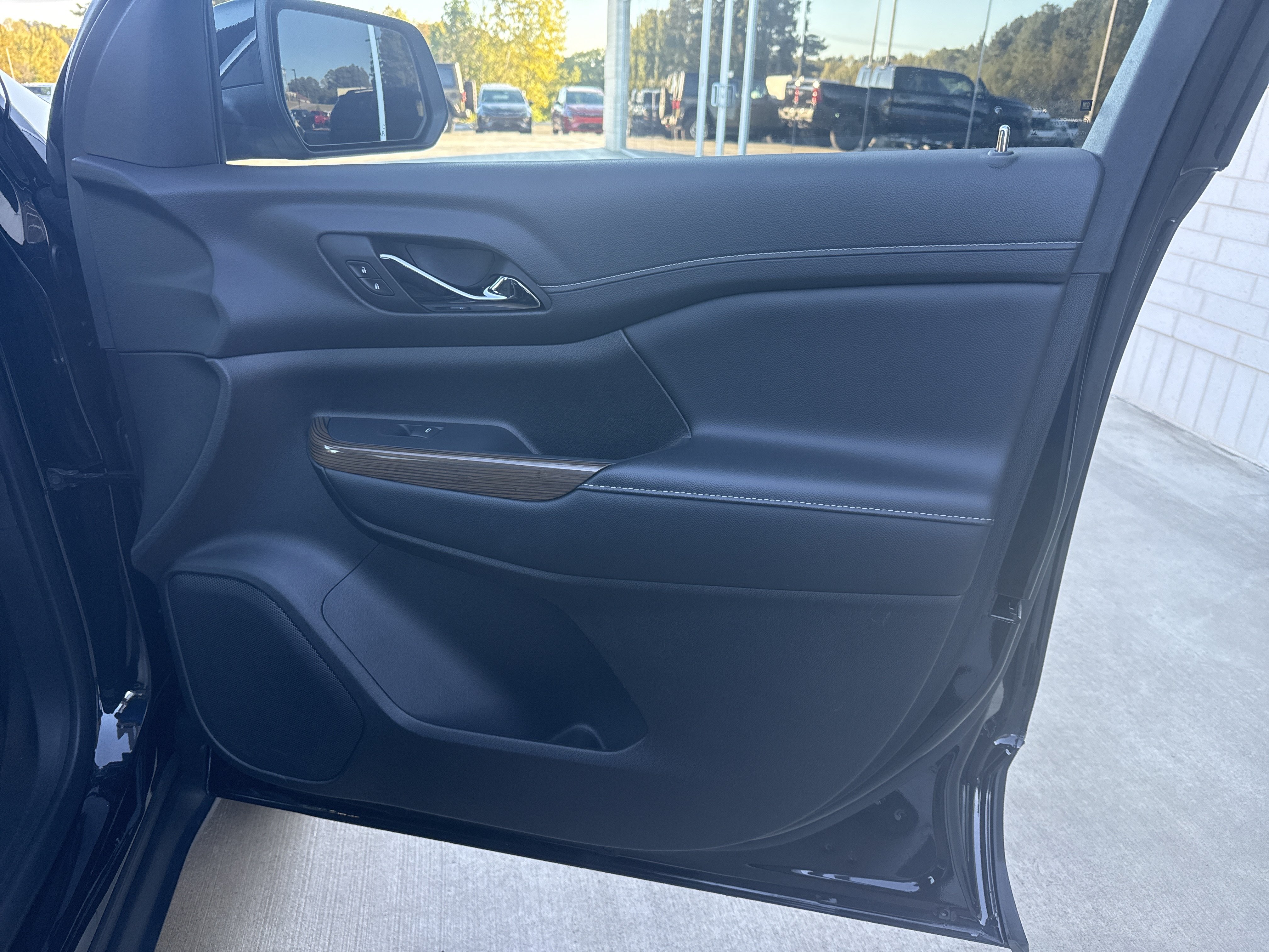 Used 2023 GMC Acadia SLE w/ Driver Convenience Package FWD image 17