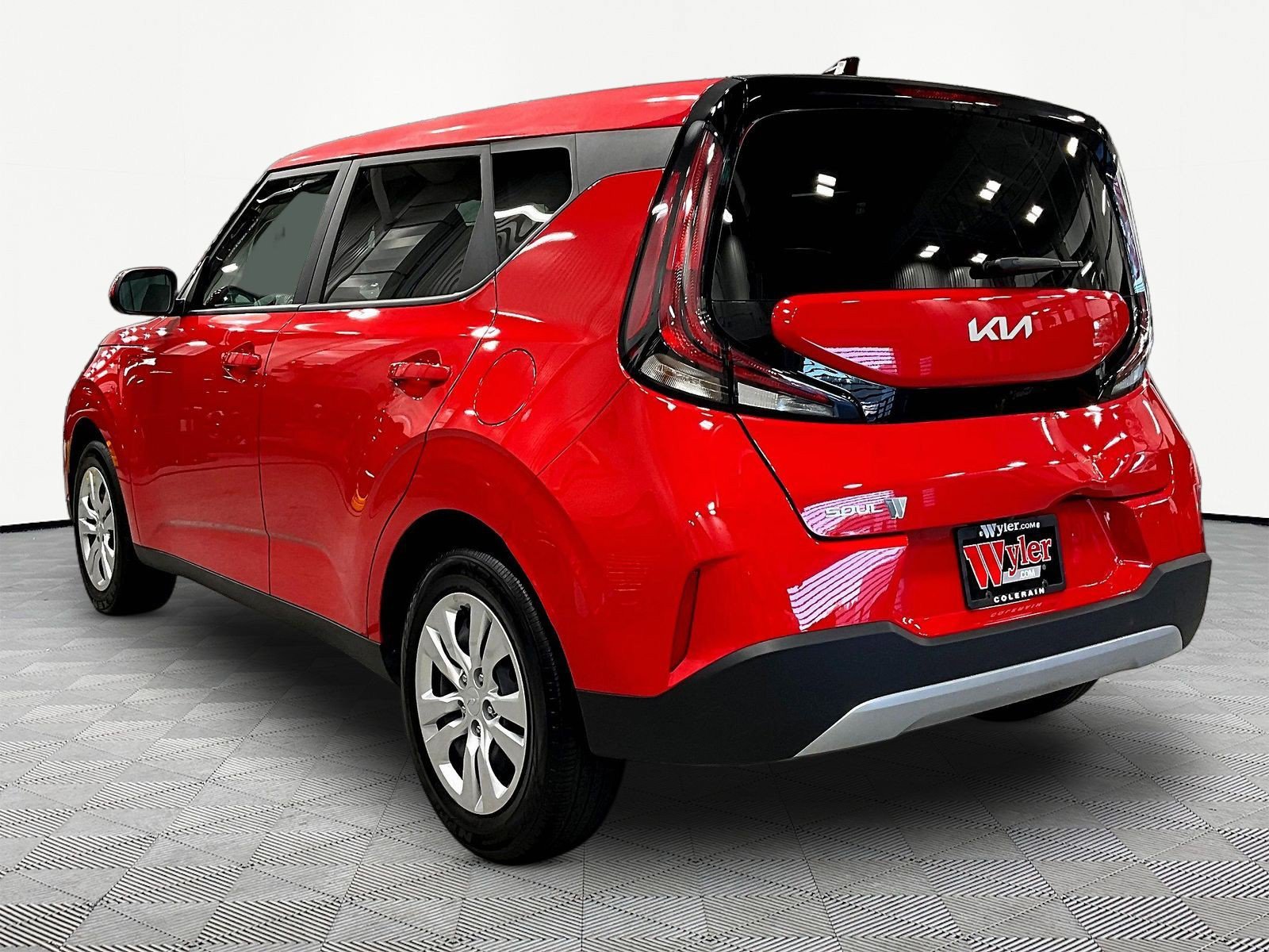 Used 2025 Kia Soul LX FWD image 4