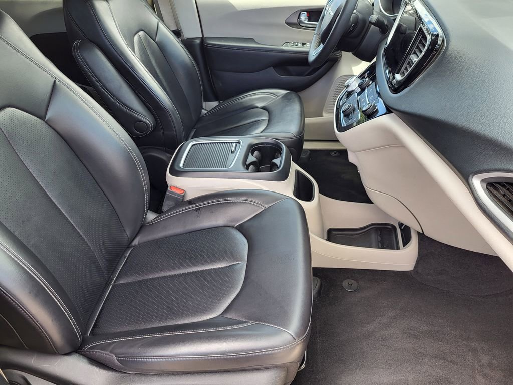 Used 2023 Chrysler Pacifica Touring-L FWD image 5