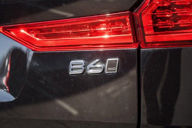 Certified 2023 Volvo XC60 B6 Ultimate w/ Protection Package Premier image 8