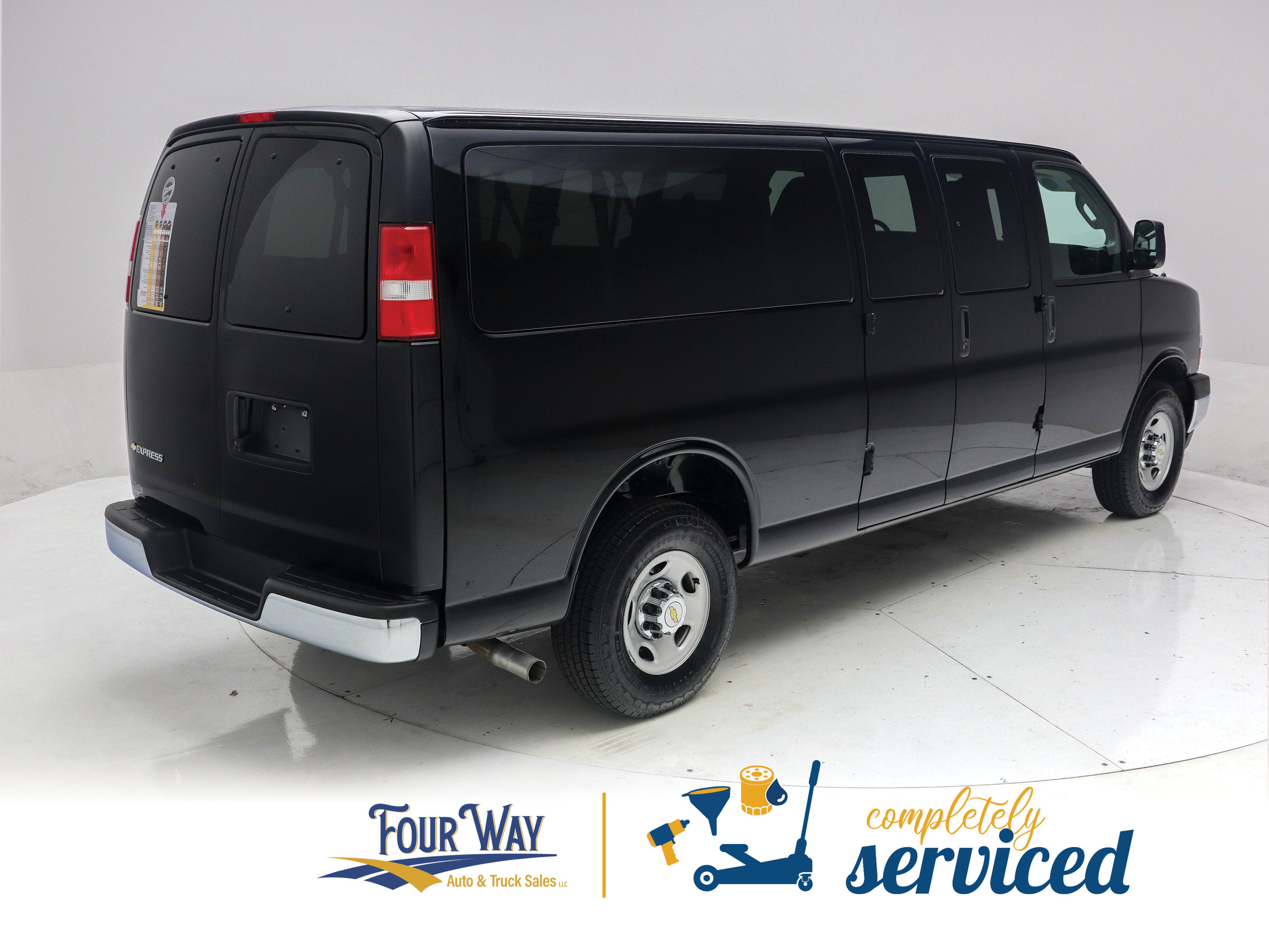 Used 2025 Chevrolet Express 3500 LT w/ LT Preferred Equipment Group RWD image 4