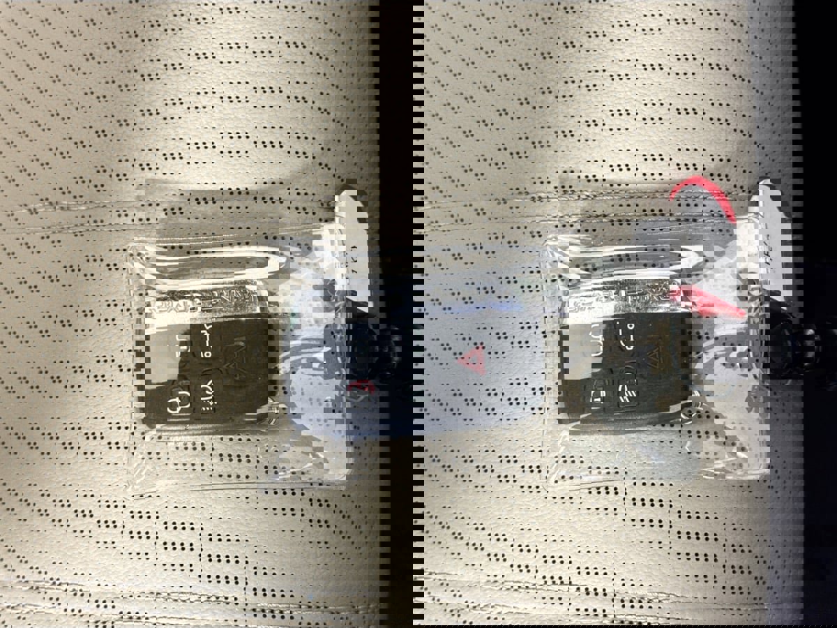 Used 2019 Land Rover Range Rover Velar S image 41