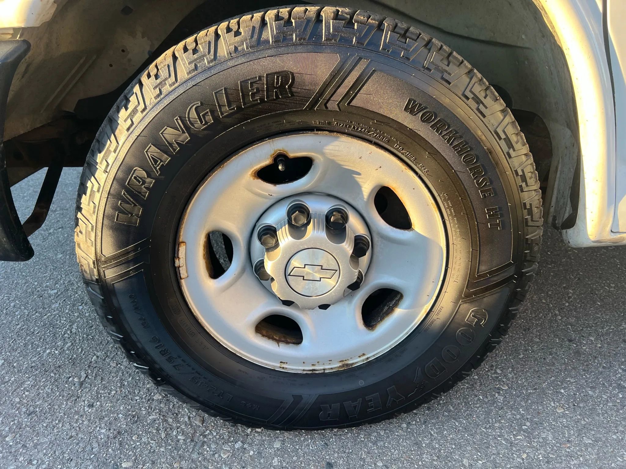 Used 2015 Chevrolet Express 2500 image 9