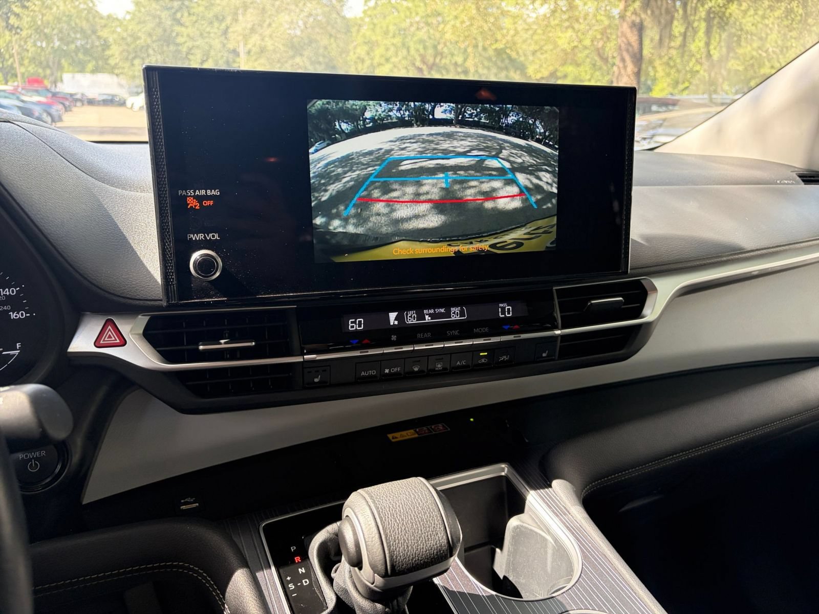 Used 2025 Toyota Sienna XLE FWD image 16