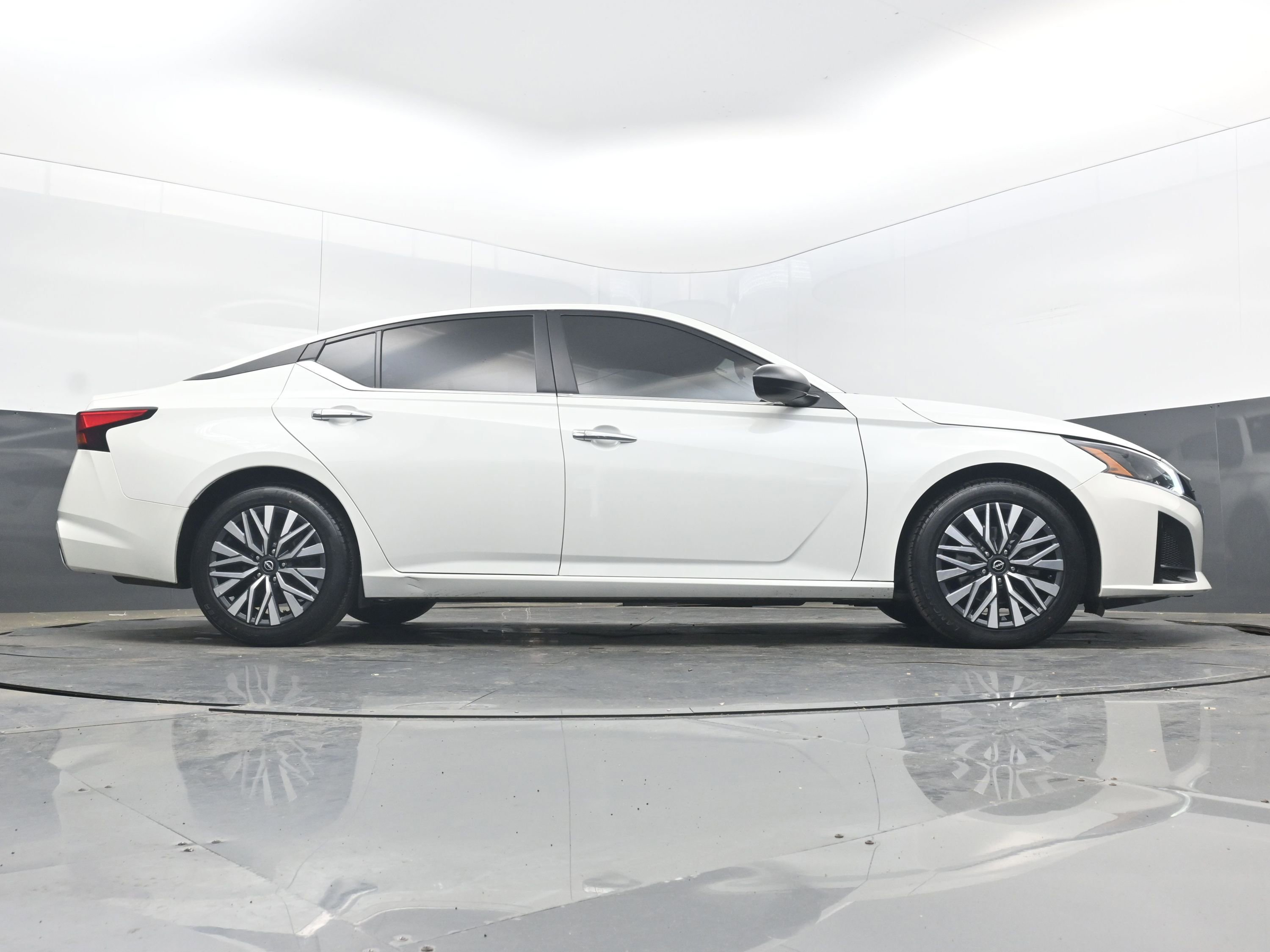 Used 2024 Nissan Altima 2.5 SV image 28