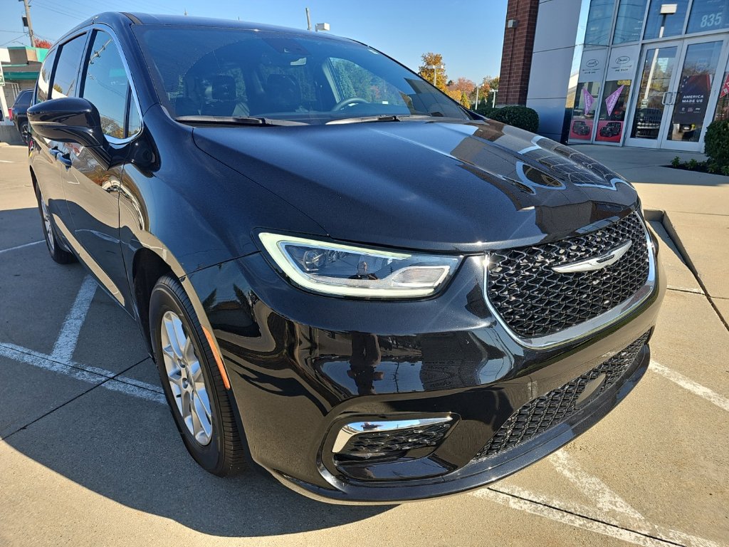 Used 2025 Chrysler Pacifica Select FWD image 3