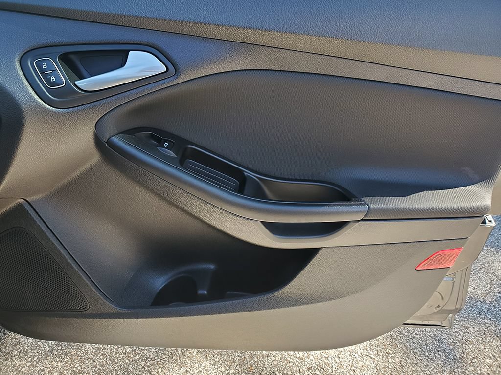 Used 2015 Ford Focus SE w/ SE Cold Weather Package FWD image 20