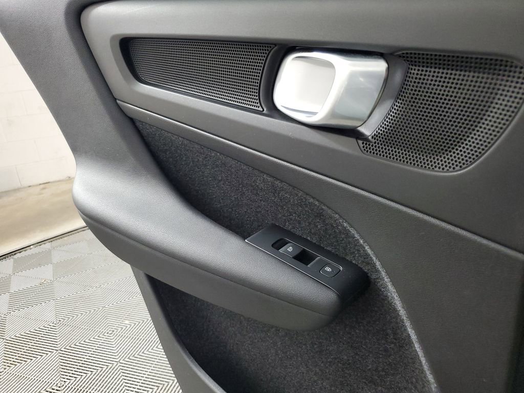 Certified 2025 Volvo XC40 B5 Core image 20