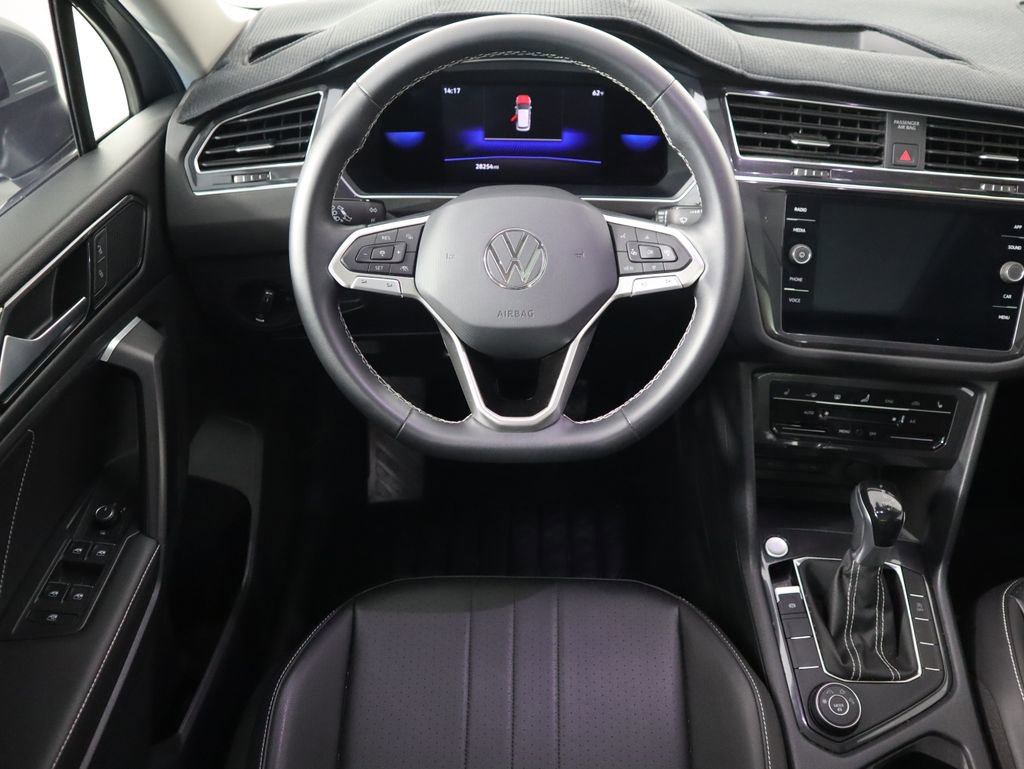 Used 2022 Volkswagen Tiguan SE w/ Panoramic Sunroof Package image 10