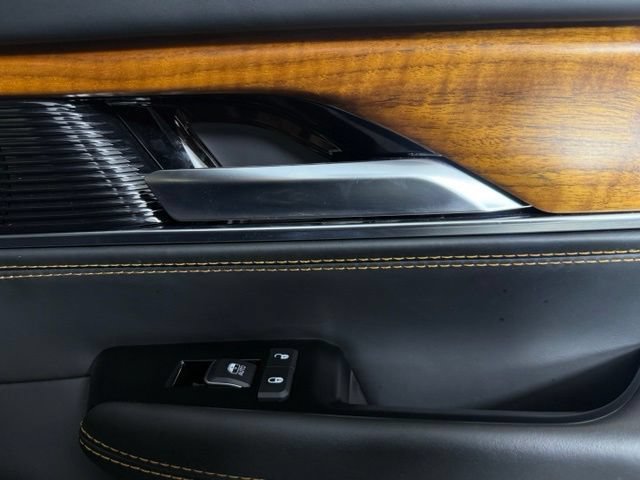 Used 2023 Jeep Grand Wagoneer Series III AWD/4WD image 27