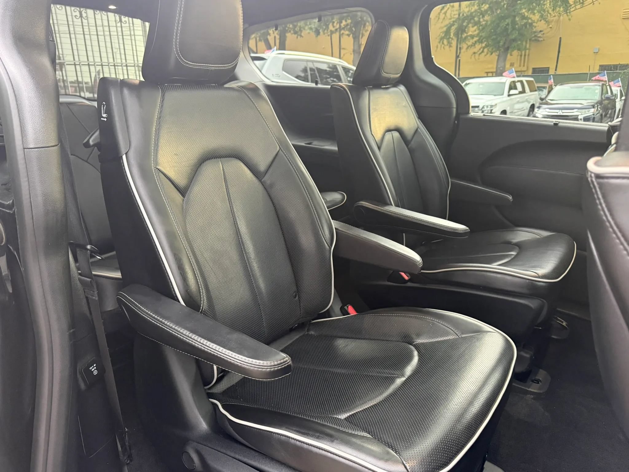 Used 2019 Chrysler Pacifica Limited w/ Advanced Safetytec Group FWD image 17