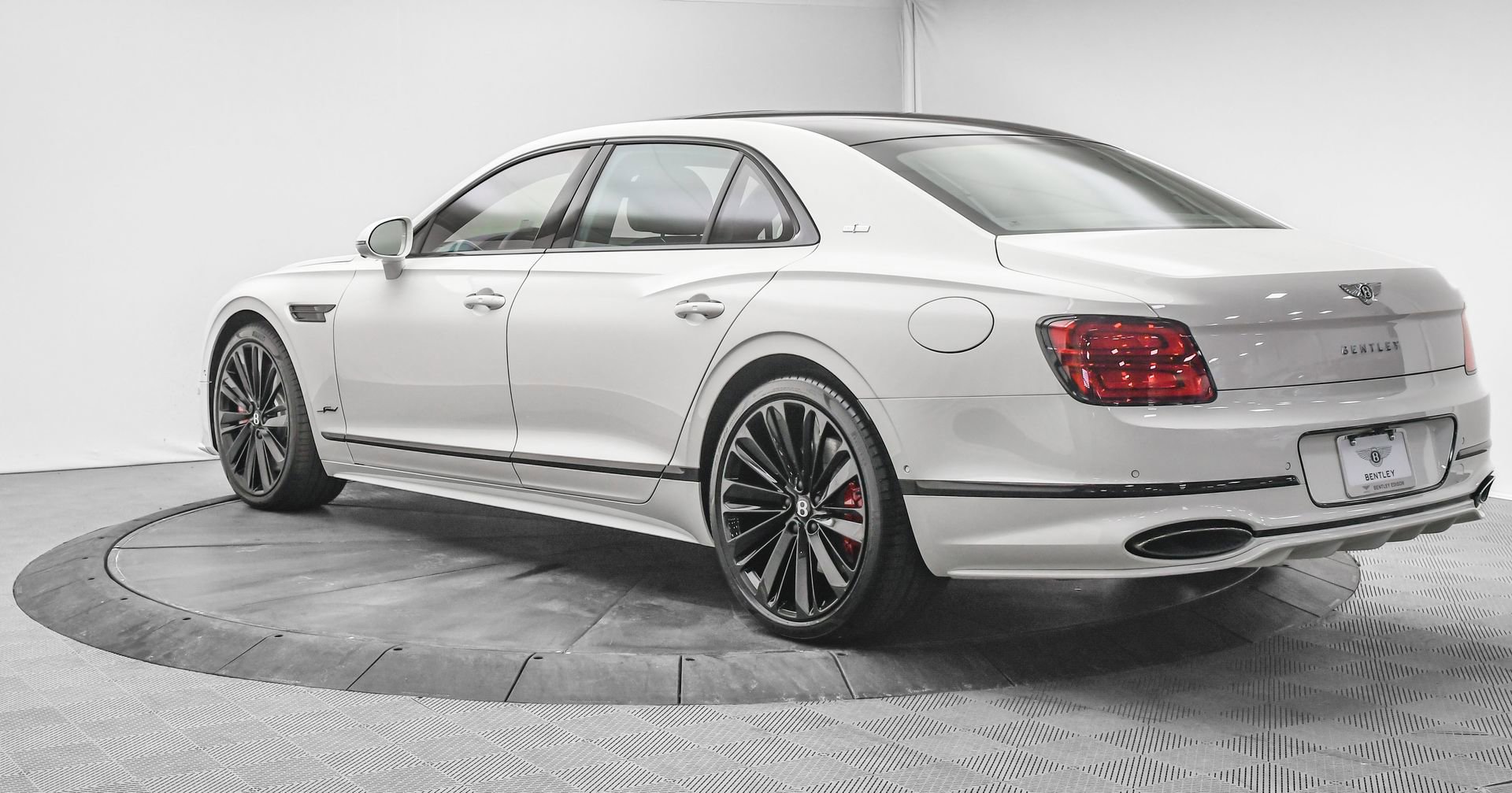 Used 2025 Bentley Flying Spur Plug-In Hybrid image 3