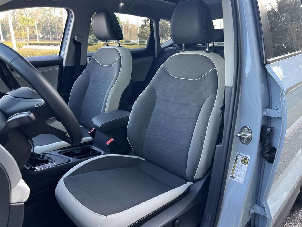 Used 2025 Volkswagen Taos SE w/ Panoramic Sunroof Package image 13